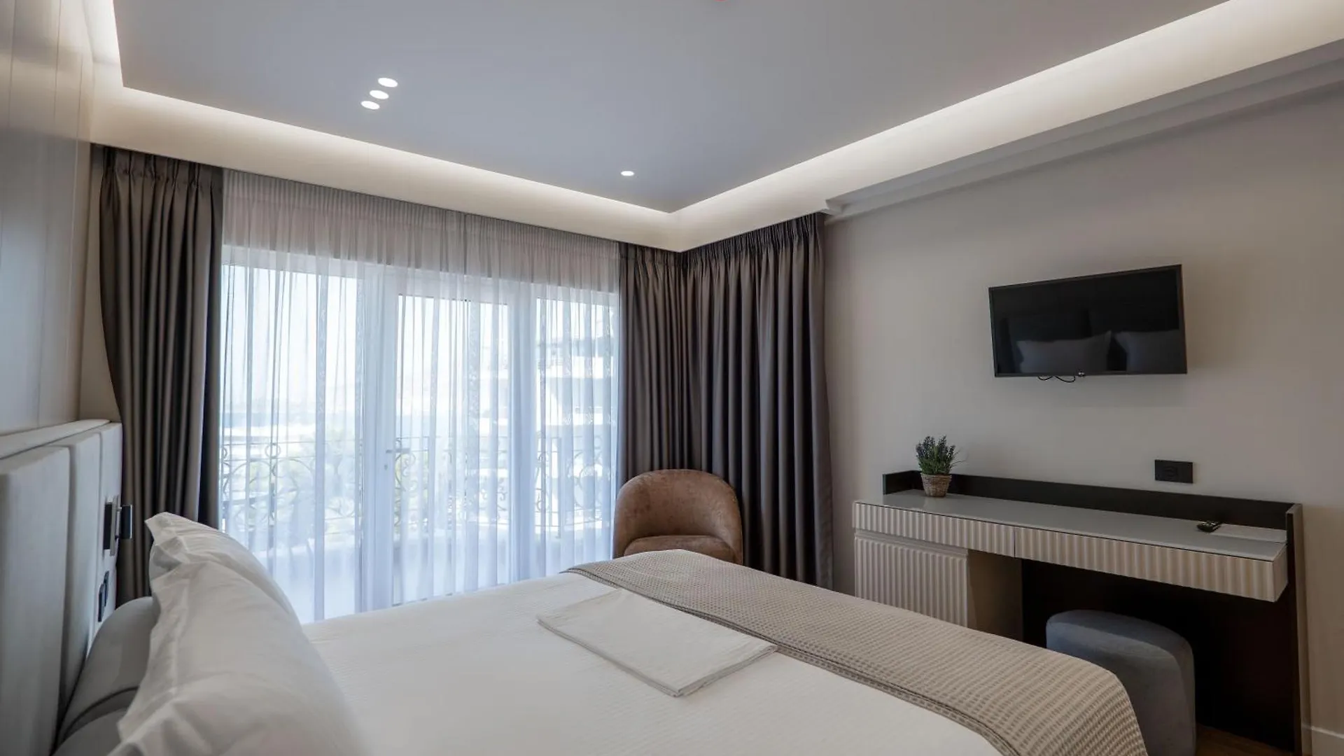 AMI MAR Hotel Sarandë 4*,